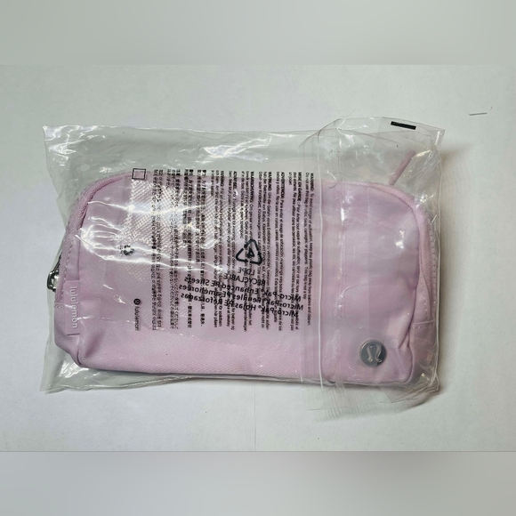 Lululemon everywhere belt bag 1L *** meadowsweet pink *** - Picture 3 of 6